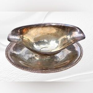 Vintage Wm Rogers Silver Plate Gravy Boat w Underplate Ornate Serving Dish